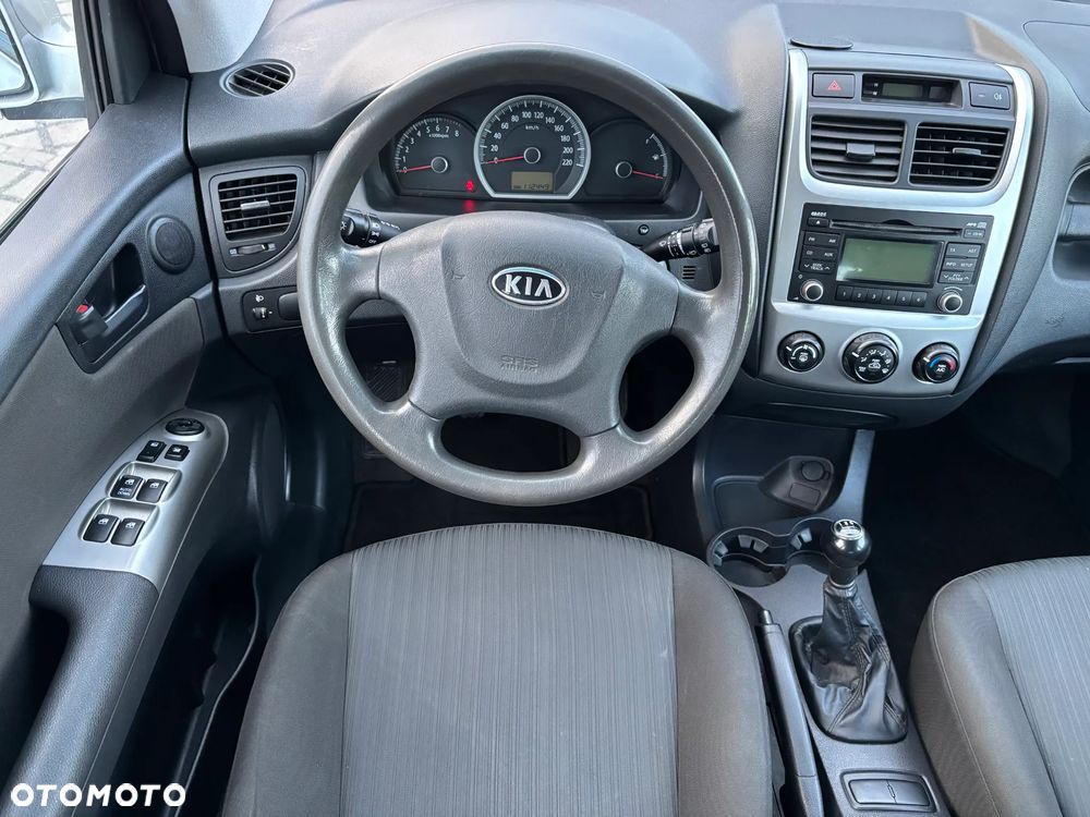 Kia Sportage 2.0 Freedom + - 24