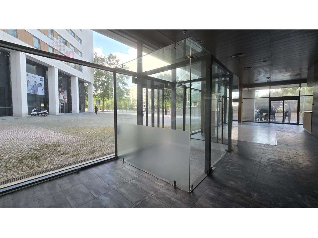 Vende-se excelente espaço comercial no Parque das Nações - Grande imagem: 3/44