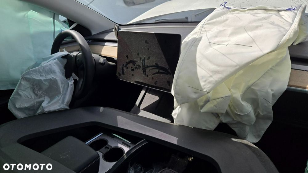 Tesla Model Y - 7