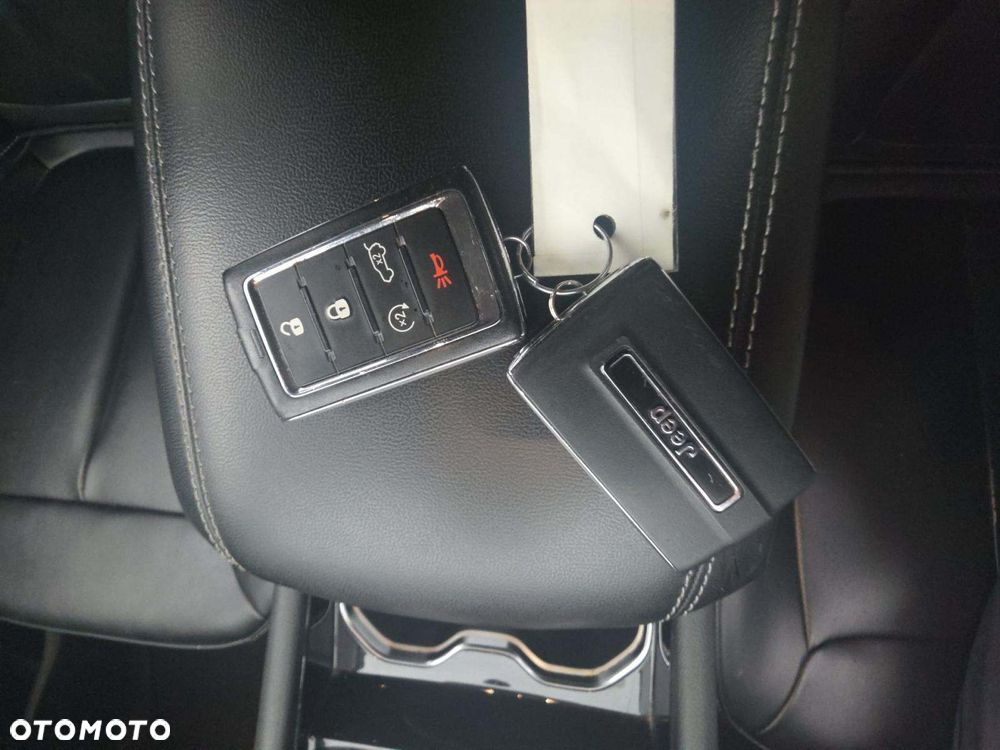 Jeep Grand Cherokee - 12