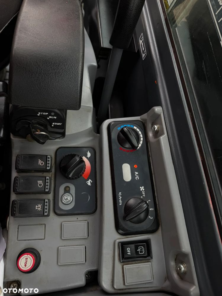 Kubota U55-4. koparka 5,5 tony. 2016 rok. 2300 mtg! KLIMATYZACJA. Długie ramie plus! 3sekcje Hydrauliczne. zamki na tłokach. Koparka Jak nówka sztuka. Zadbana zero zużycia. Z gospodarstwa Norweskiego. Zmiana łyżek Hydrauliczna. LENHOFF. Ani deka luzów wycieków. Szybka wolna jazda. Gąski perfekt stan. OKAZJA TANIO. Aktualna Dekra. Po serwisach eksploatacyjnych. Mocny silnik Kubota 4 cylindry! Zamki na tłokach. Wielka Okazja - 18