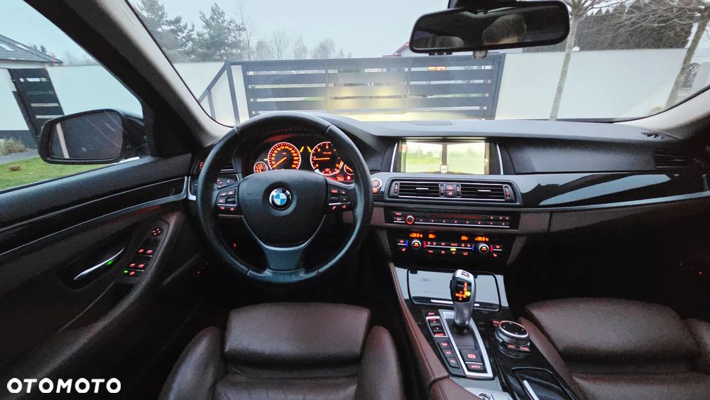 BMW Seria 5 525d xDrive - 12