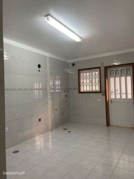 T2+1 renovado com grande pátio – Canelas – Disponível 1 dezembro - Grande imagem: 3/12