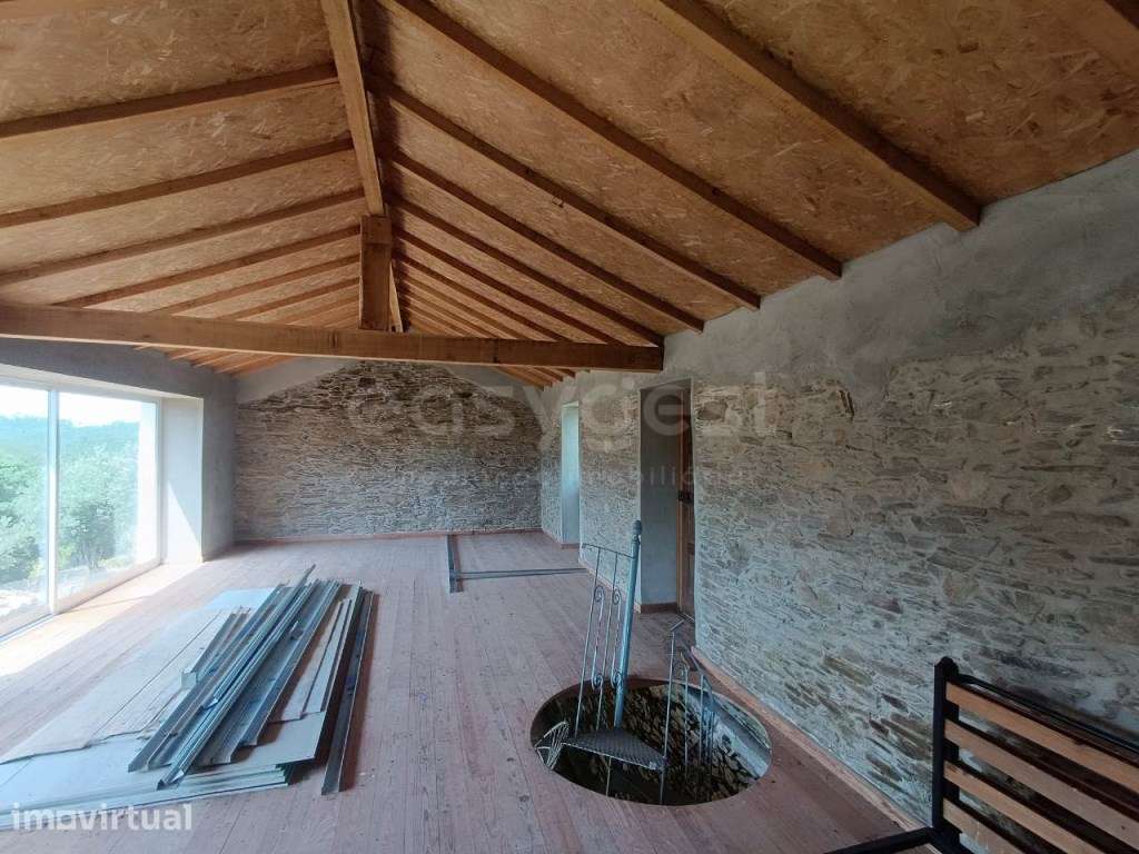 Moradia para remodelação em cenário tranquilo e isolado - Grande imagem: 3/17