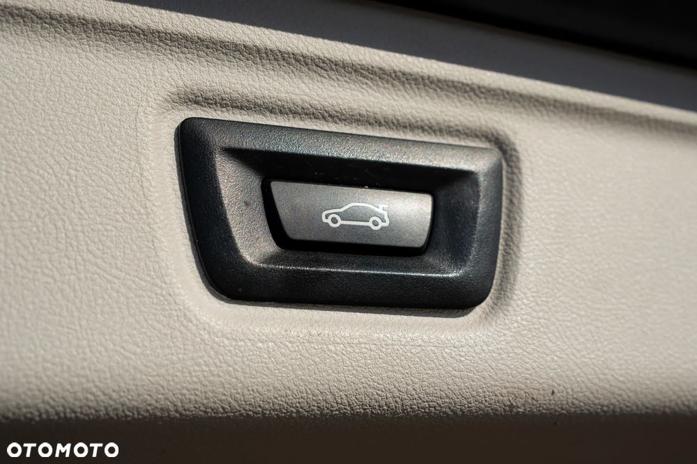 BMW Seria 3 330i Sport Line - 30