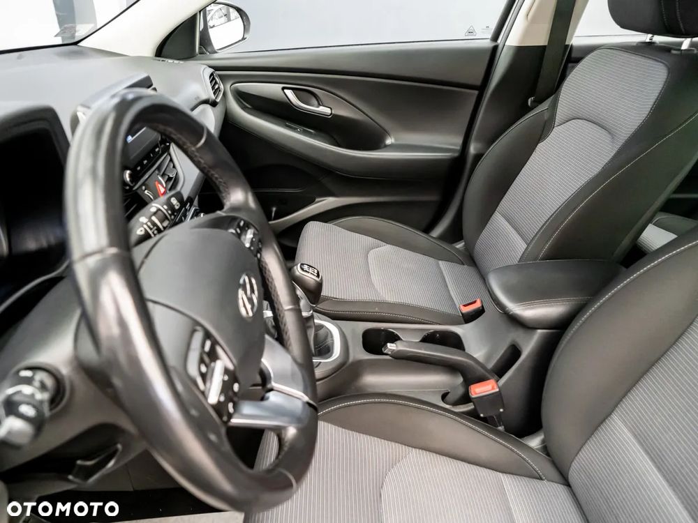Hyundai i30 1.5 DPI Classic + - 21