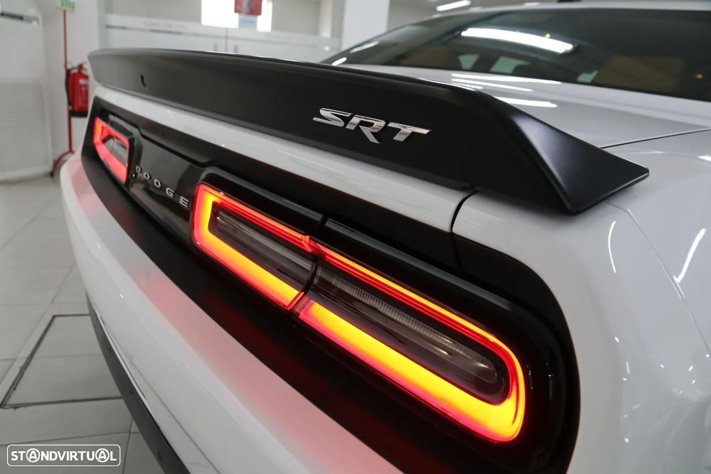 Dodge Challenger Auto SRT Hellcat - 15