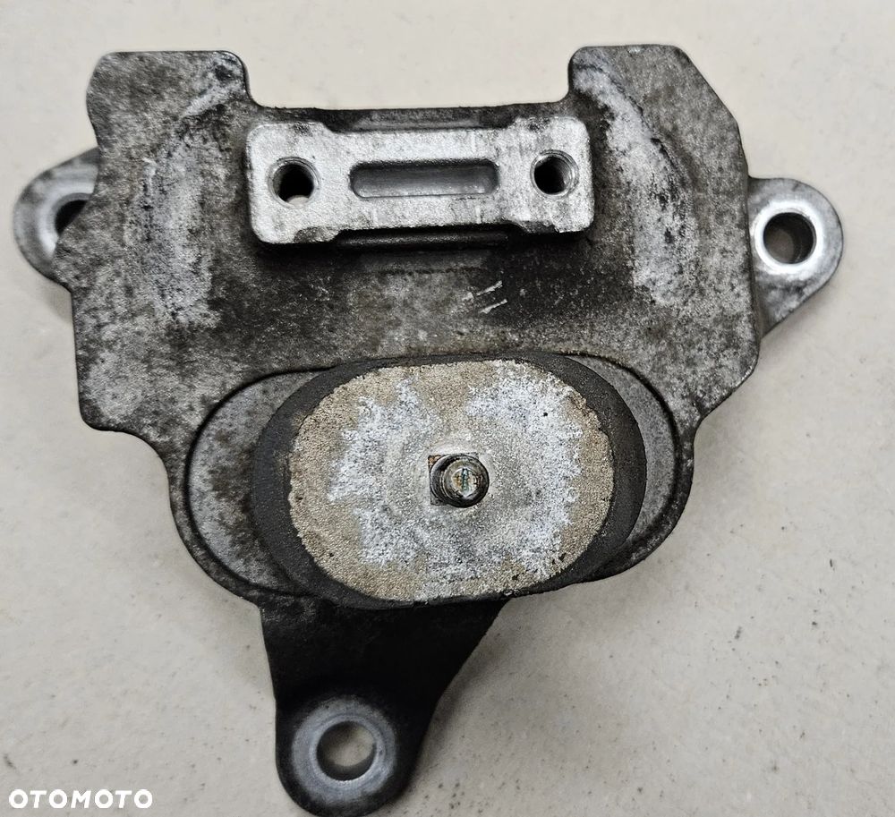 Audi A4 B8 1.8 TFSI poduszka pod skrzynię biegów 8K0399115R - 5