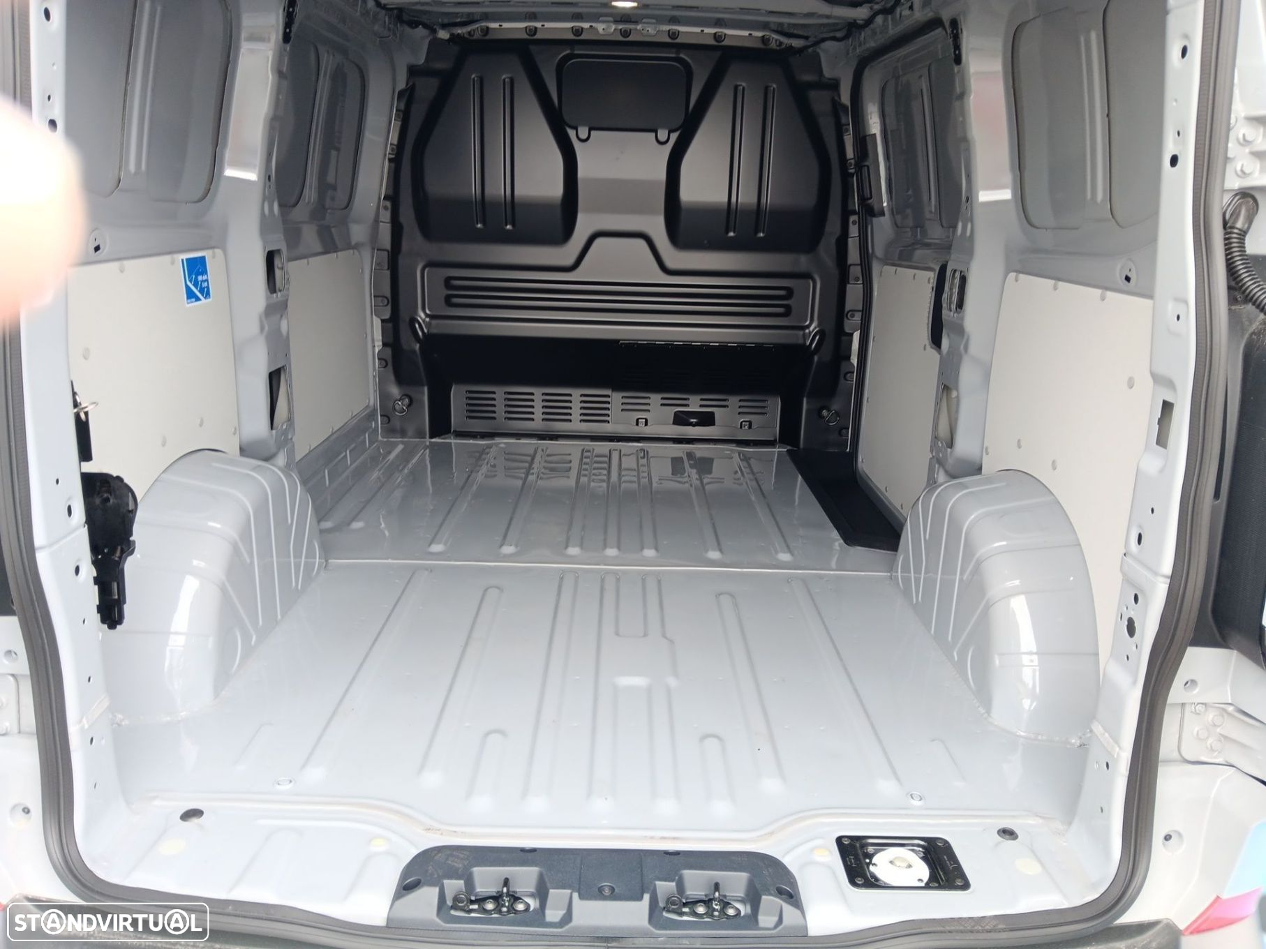 VW Transporter Cargo L1H1 2.0TDI 110 M6 - 9