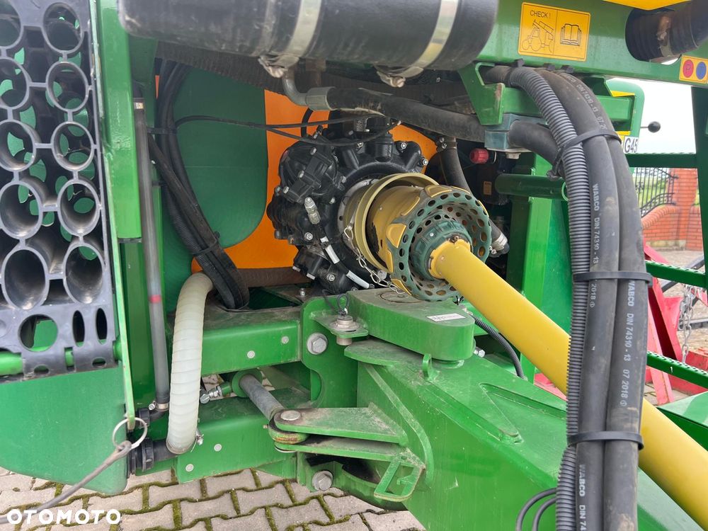 John Deere M724 - 7
