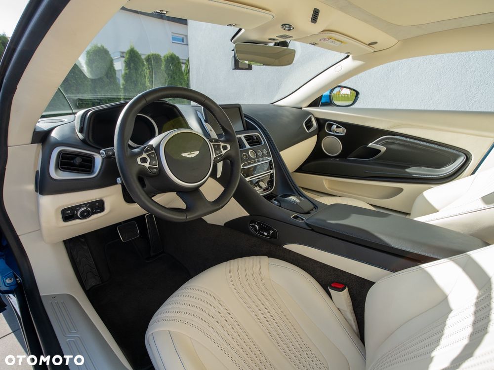 Aston Martin DB11 V12 AMR - 16