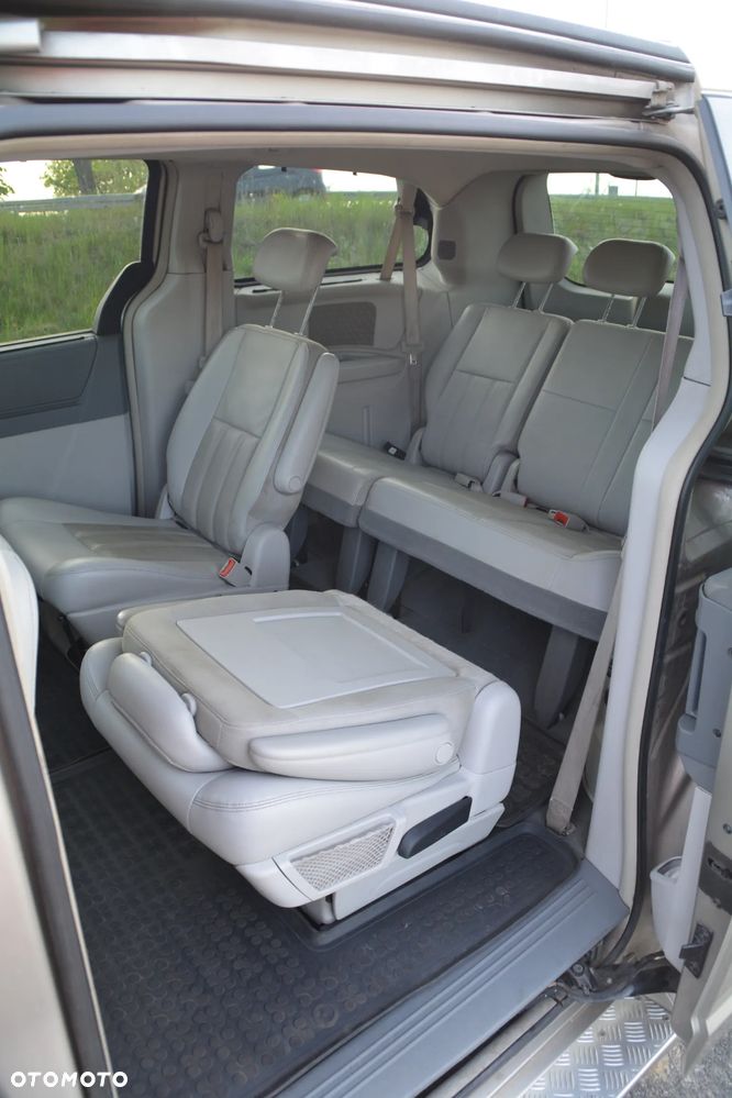 Chrysler Town & Country - 10