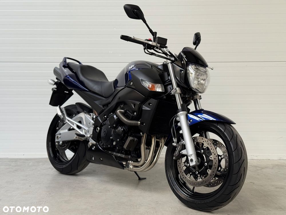 Suzuki GSR - 2