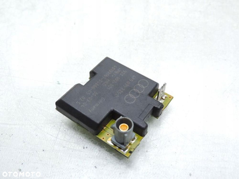 WZMACNIACZ ANTENY AUDI A6 C6 4F5035225D - 5