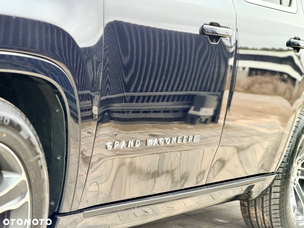 Jeep Grand Wagoneer - 17