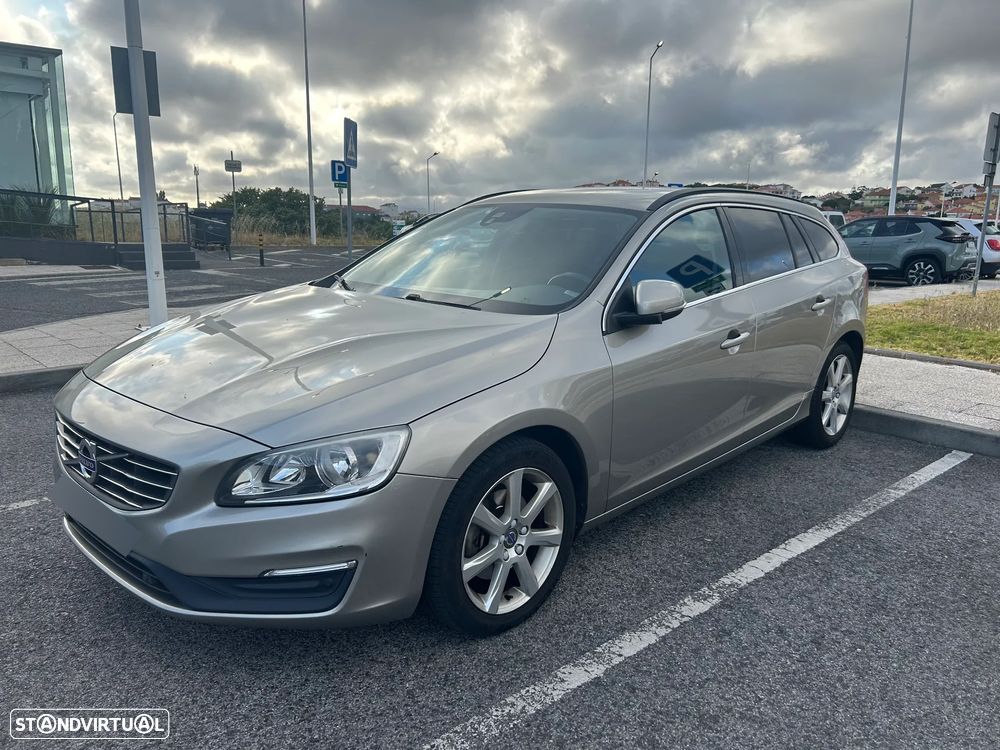 Volvo V60 2.0 D4 Momentum Geartronic - 1