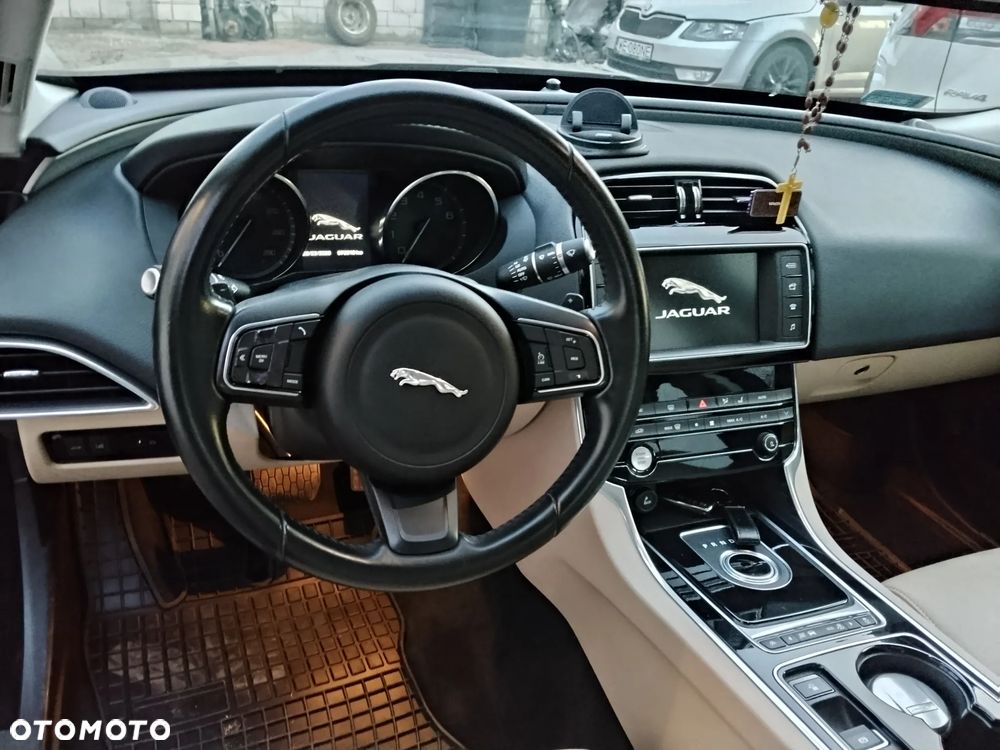 Jaguar XE 2.0 T Prestige - 6
