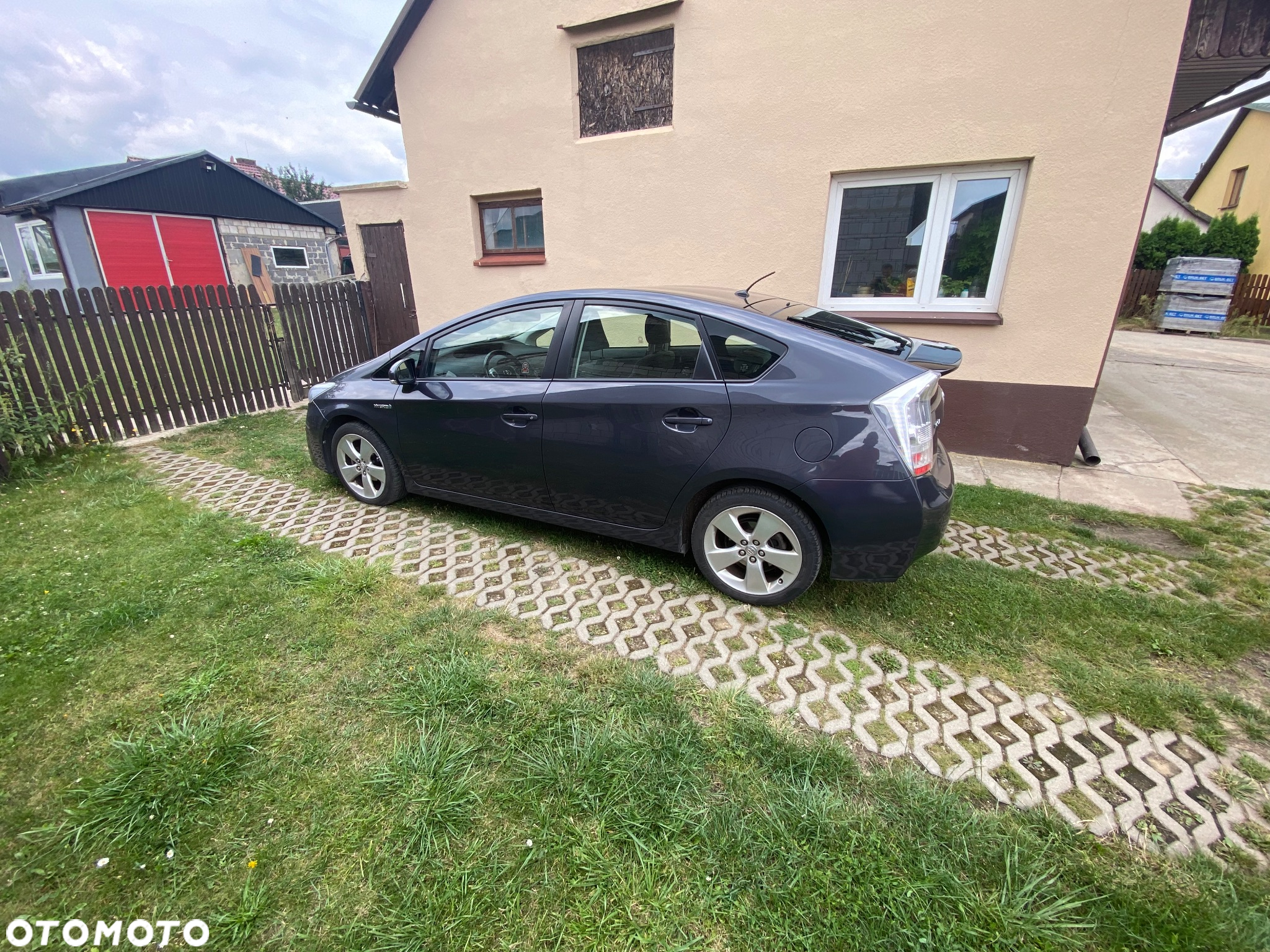Toyota Prius (Hybrid) - 4