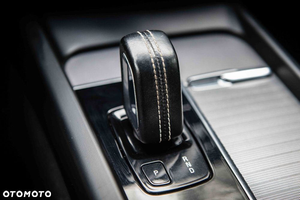 Volvo XC 60 D5 AWD R-Design - 16