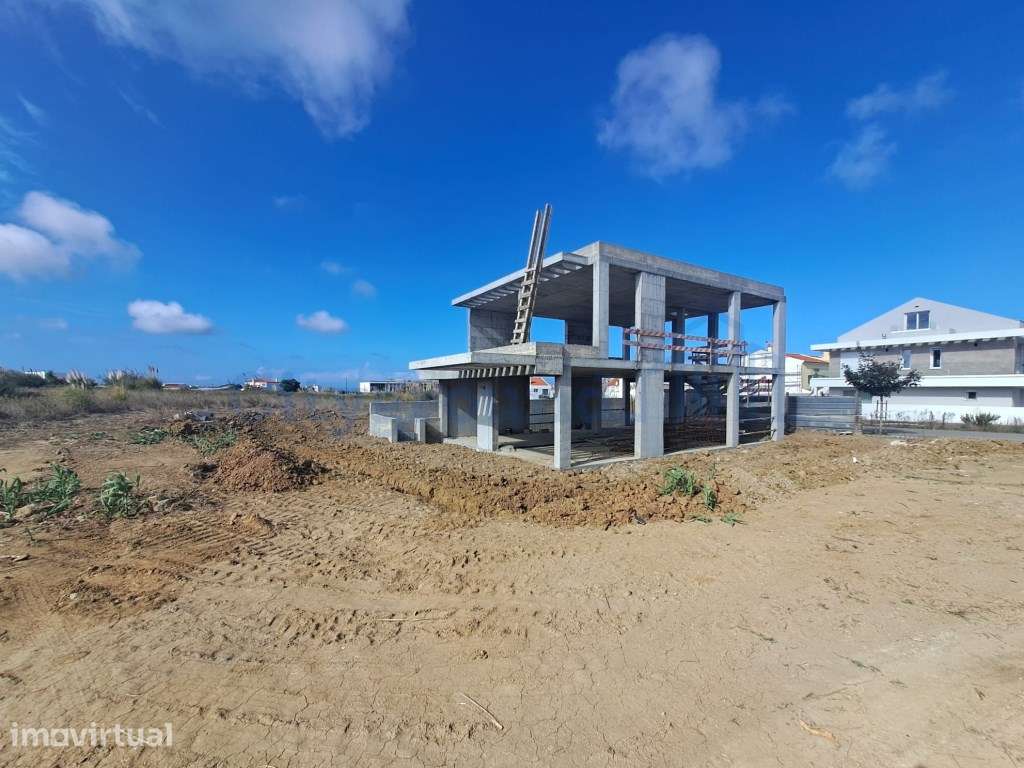 Terreno urbano com benfeitorias em Atouguia da Baleia - Grande imagem: 2/7