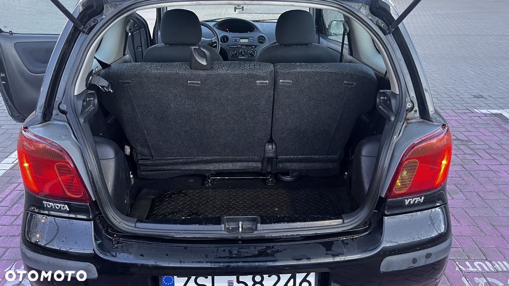 Toyota Yaris 1.0 - 8