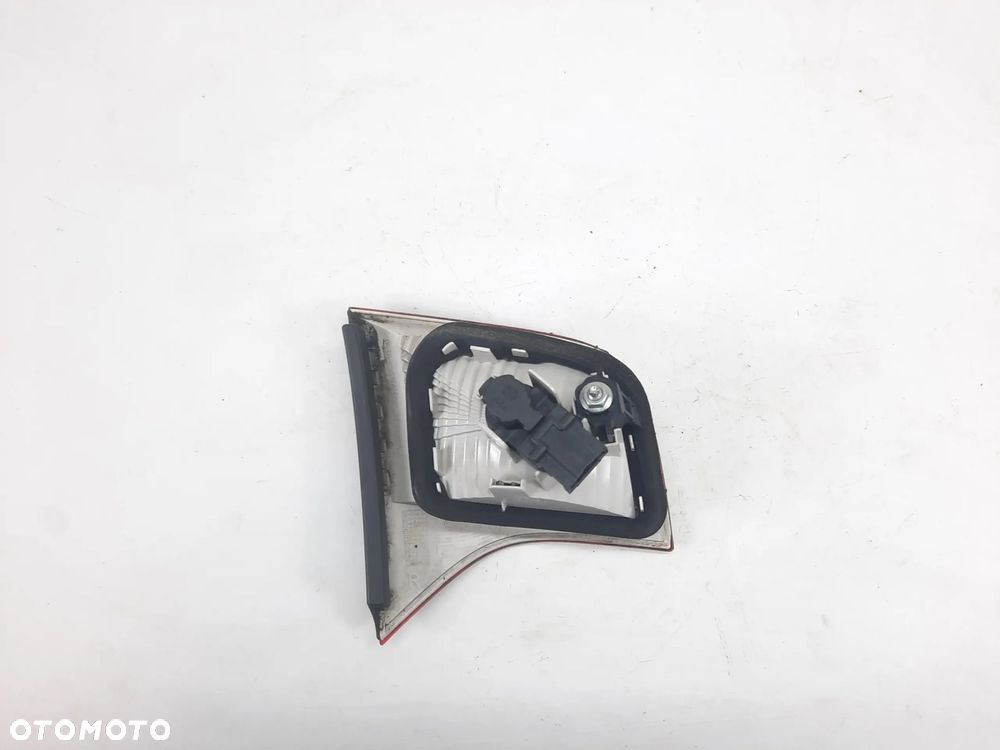 LAMPA W KLAPĘ PRAWY TYŁ AUDI A4 B7 SEDAN - 3
