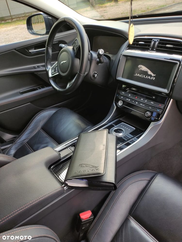 Jaguar XE 2.0 D Prestige - 16