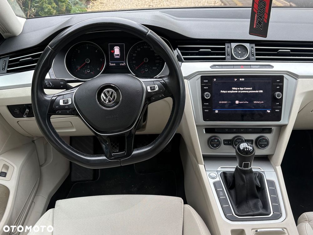 Volkswagen Passat 2.0 TDI SCR Comfortline - 8
