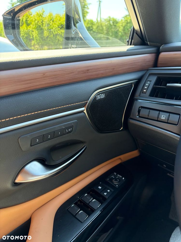 Lexus ES - 7