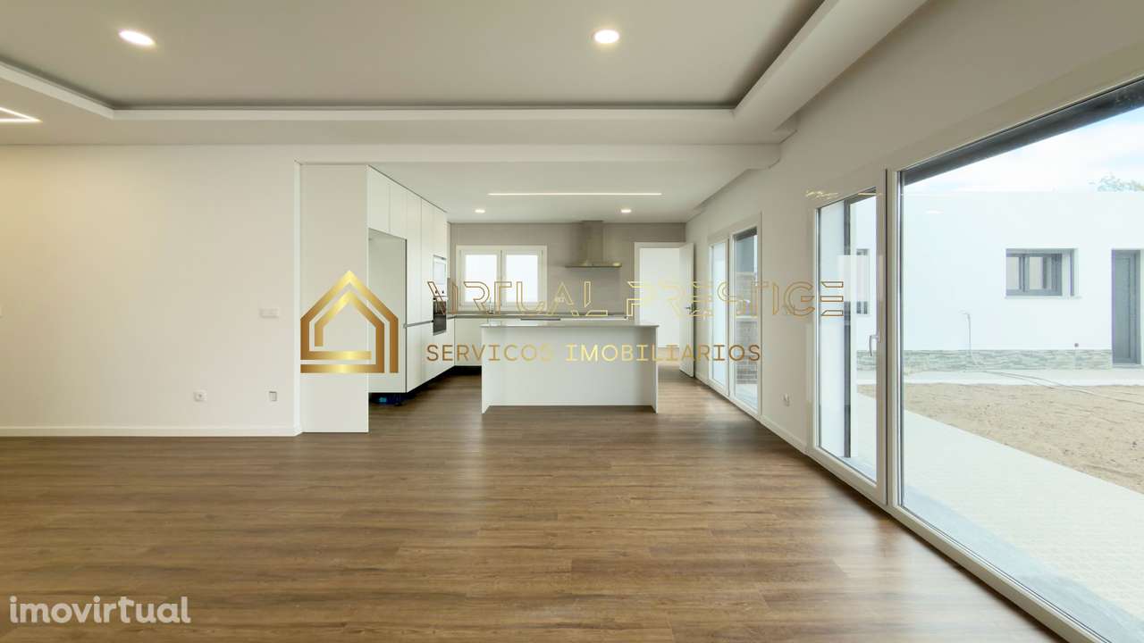 Moradia T4 Térrea | 2 suites e espaço p/ piscina | Fernão Ferro - Grande imagem: 3/28