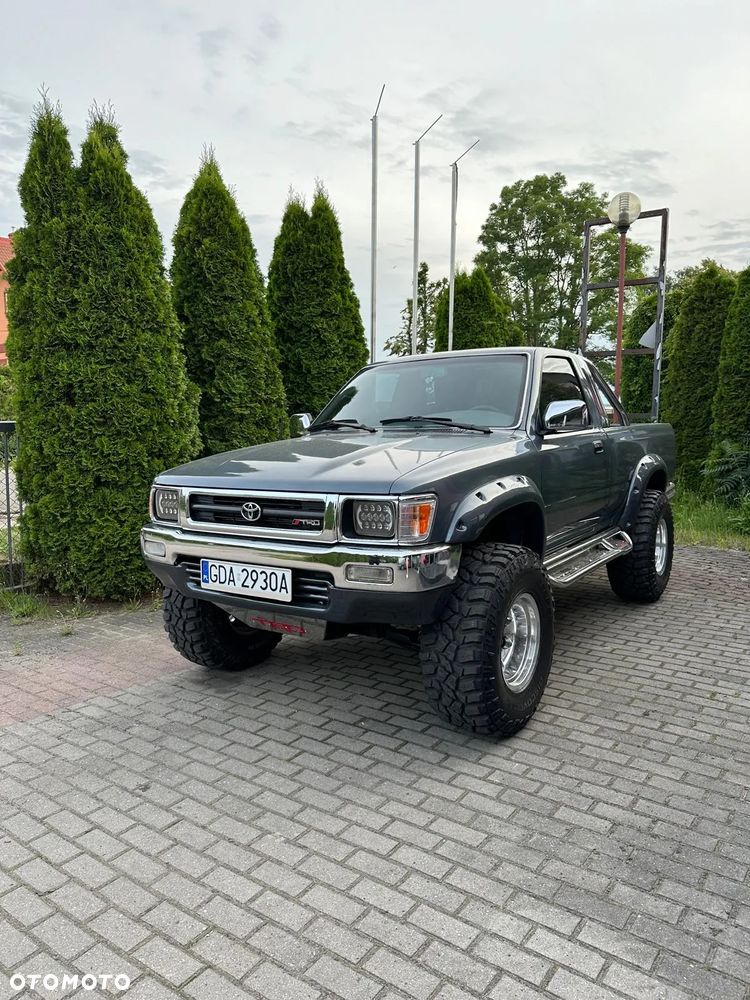 Toyota Hilux 4WD DLX - 2