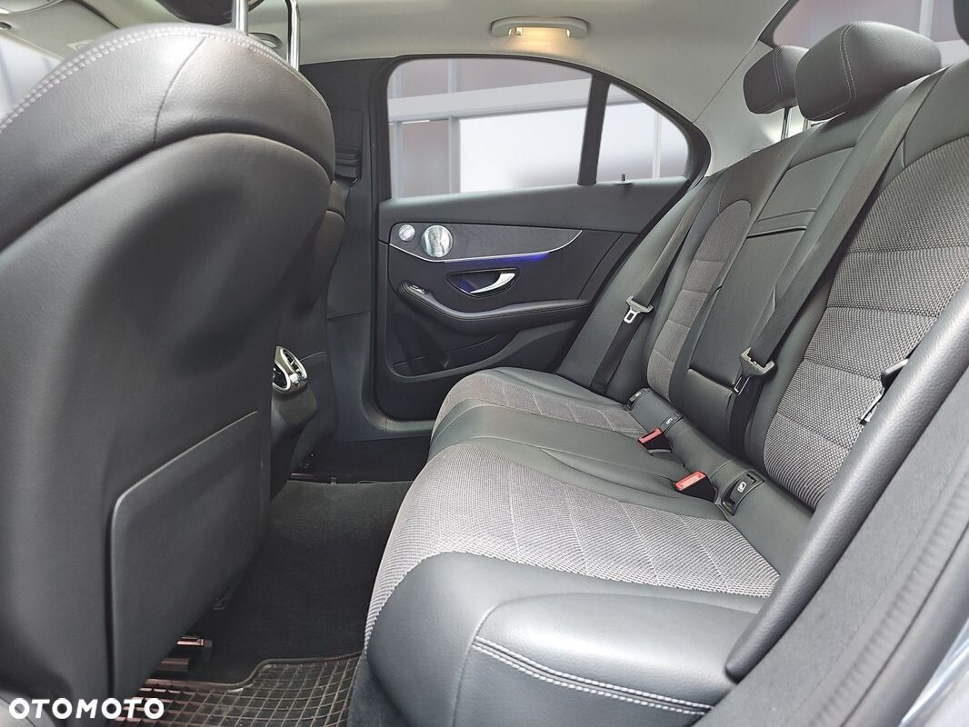 Mercedes-Benz Klasa C 200 4MATIC 9G-TRONIC - 24