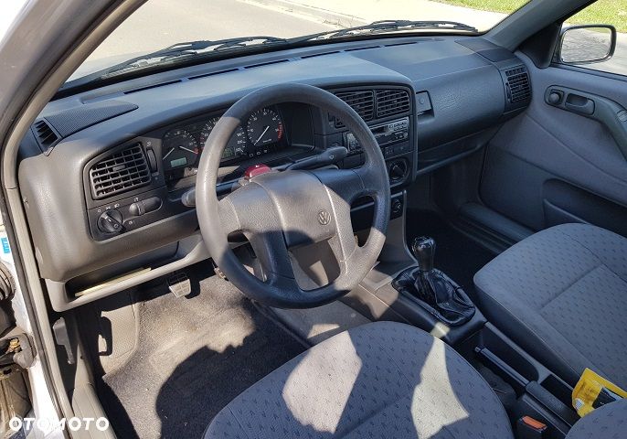 Volkswagen Passat 1.9 TD CL - 17