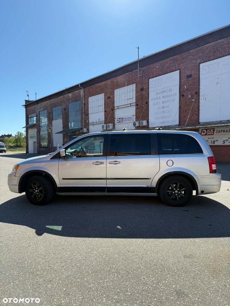 Chrysler Town & Country - 8