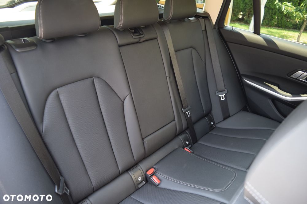 BMW Seria 3 320d xDrive Luxury Line sport - 27