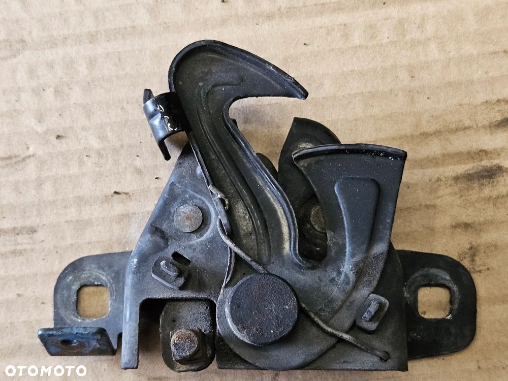 VW Fox Zamek maski - 1