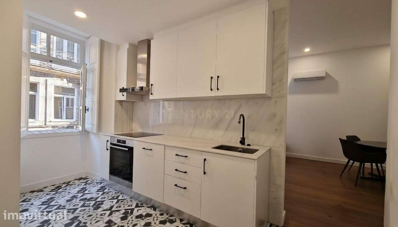 Apartamento T2 com terraço e fachada histórica no centro do Porto - Grande imagem: 3/11