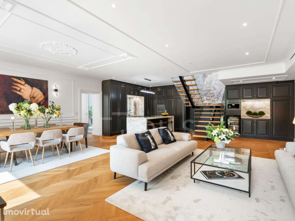 Moradia T4 com jardim e piscina, situada no centro de Cascais - Grande imagem: 3/39