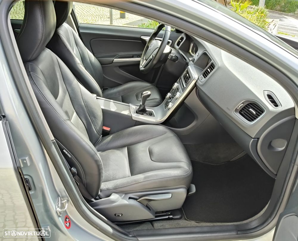 Volvo V60 Cross Country 2.0 D3 Momentum - 21