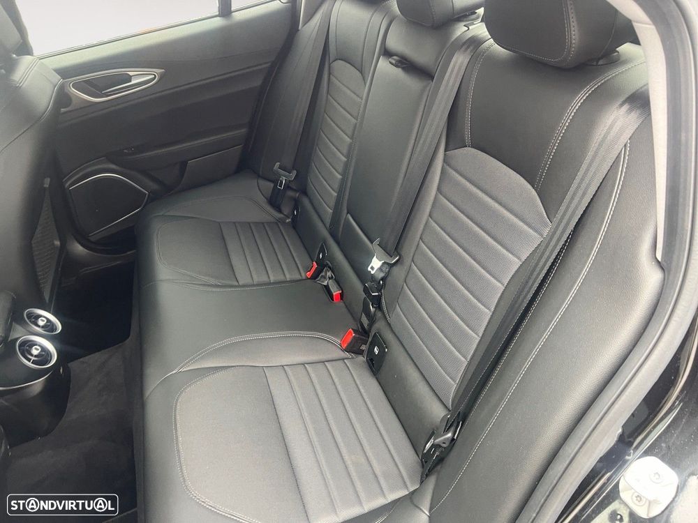Alfa Romeo Giulia 2.2 D Sprint AT8 - 13