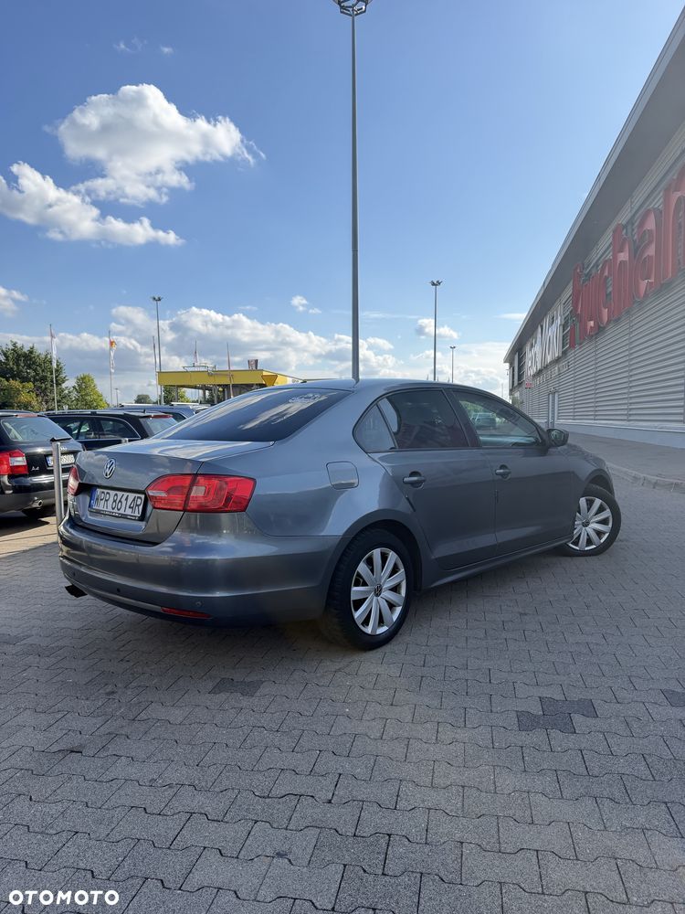 Volkswagen Jetta - 4