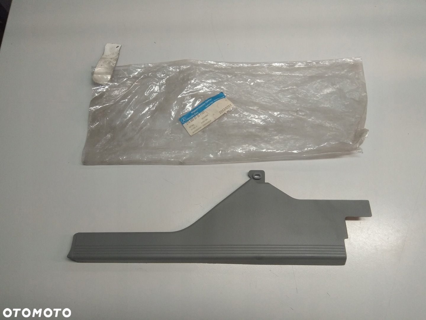 MERCEDES W210 OSŁONA PROGU LISTWA LEWY TYŁ NOWA A2106800735 - 1