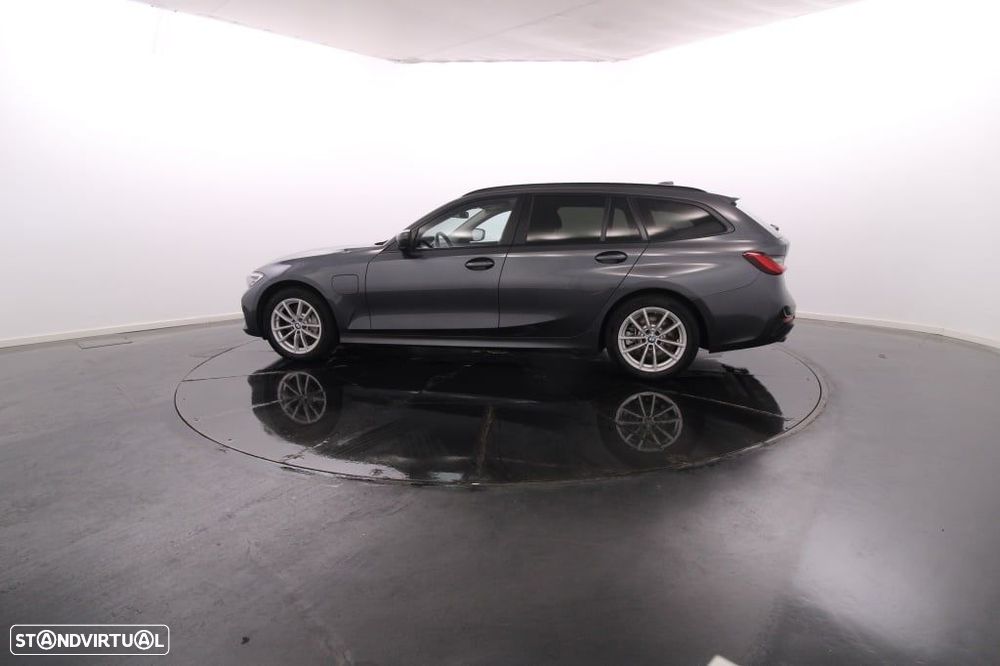 BMW 330 e Touring Auto - 3