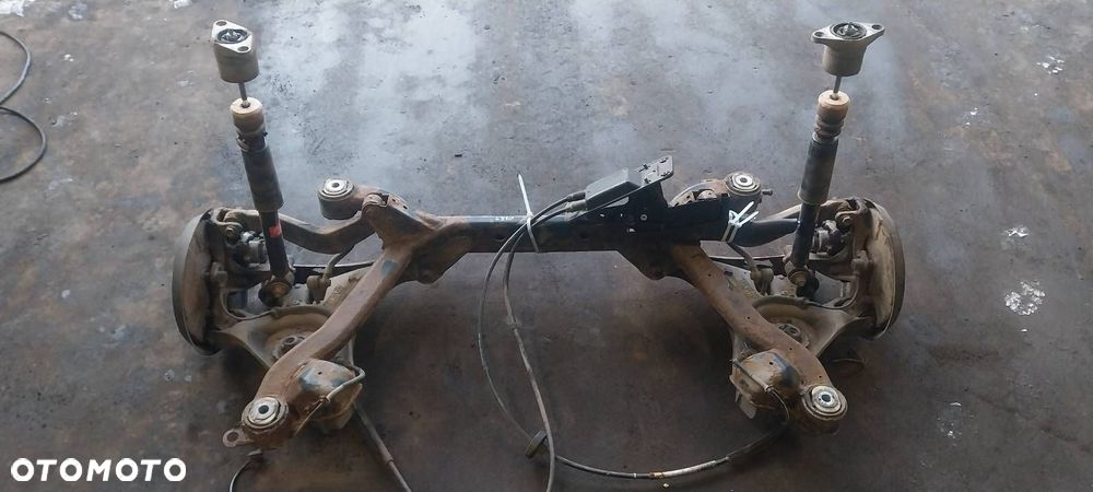 KOMPLETNE ZAWIESZENIE BELKA SANKI TYŁ AUDI A4 B6 SEDAN - 1