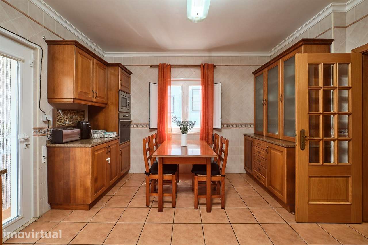 Moradia T4, 3 pisos, 2 suites, garagem p/3 carros, piscina, painéis so - Grande imagem: 3/57