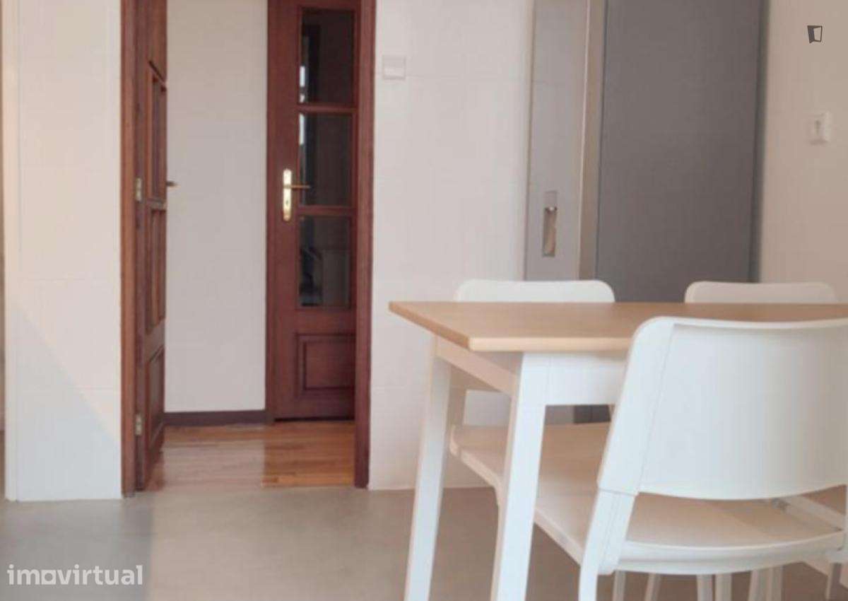 Quarto - localizado em Santo Ildefonso Porto - Grande imagem: 5/8