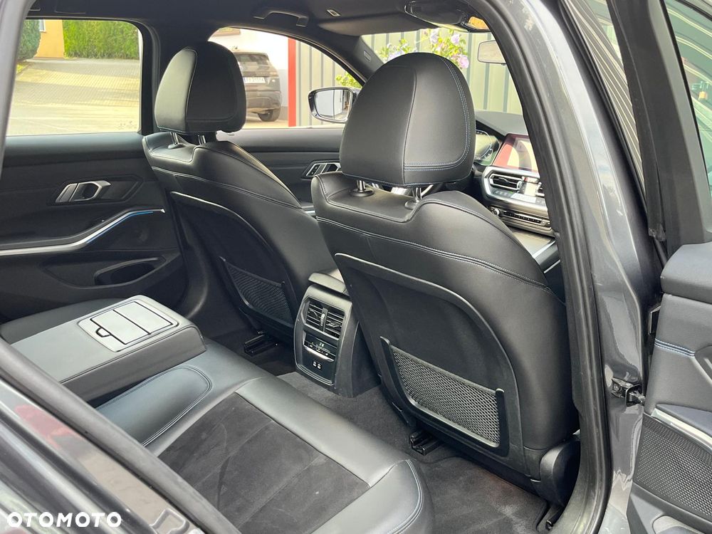 BMW Seria 3 330e PHEV M Sport - 32