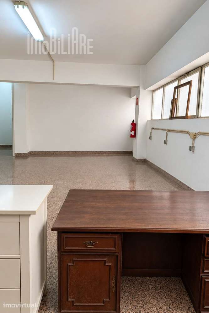 Arrenda-se Armazém com Escritórios na Areosa-Porto/200m2 - Grande imagem: 5/8