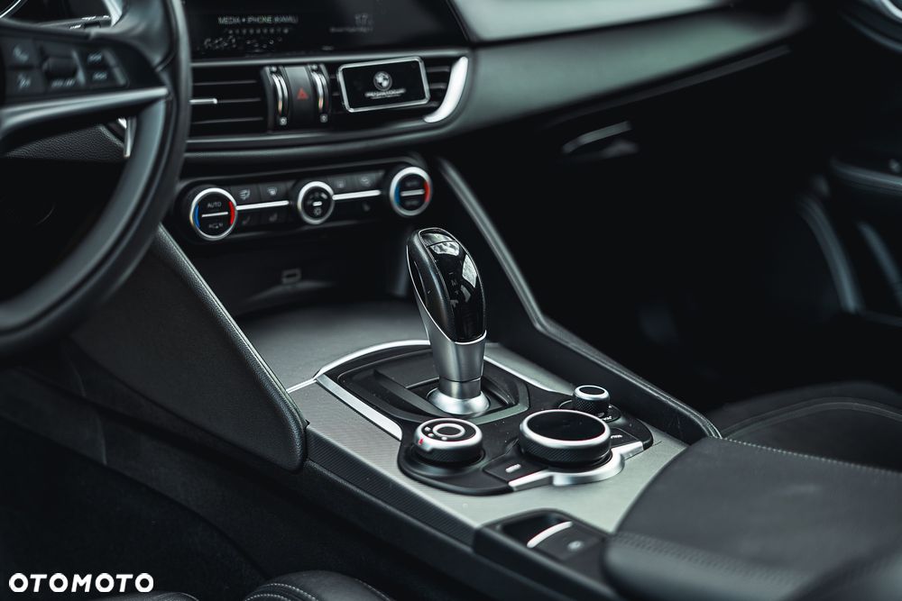 Alfa Romeo Giulia 2.0 Turbo 16V AT8-Q4 Veloce - 23