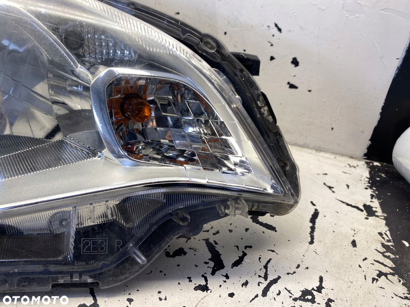 TOYOTA VERSO S LAMPA PRAWY PRZÓD - 4